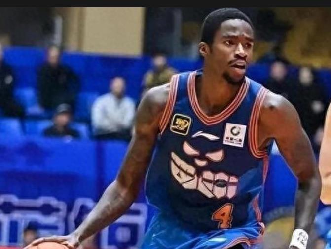 有球迷为杜锋瞎操心，萨姆纳不凸显内线很弱，不知道杜锋要打“小球战术”吗？杜