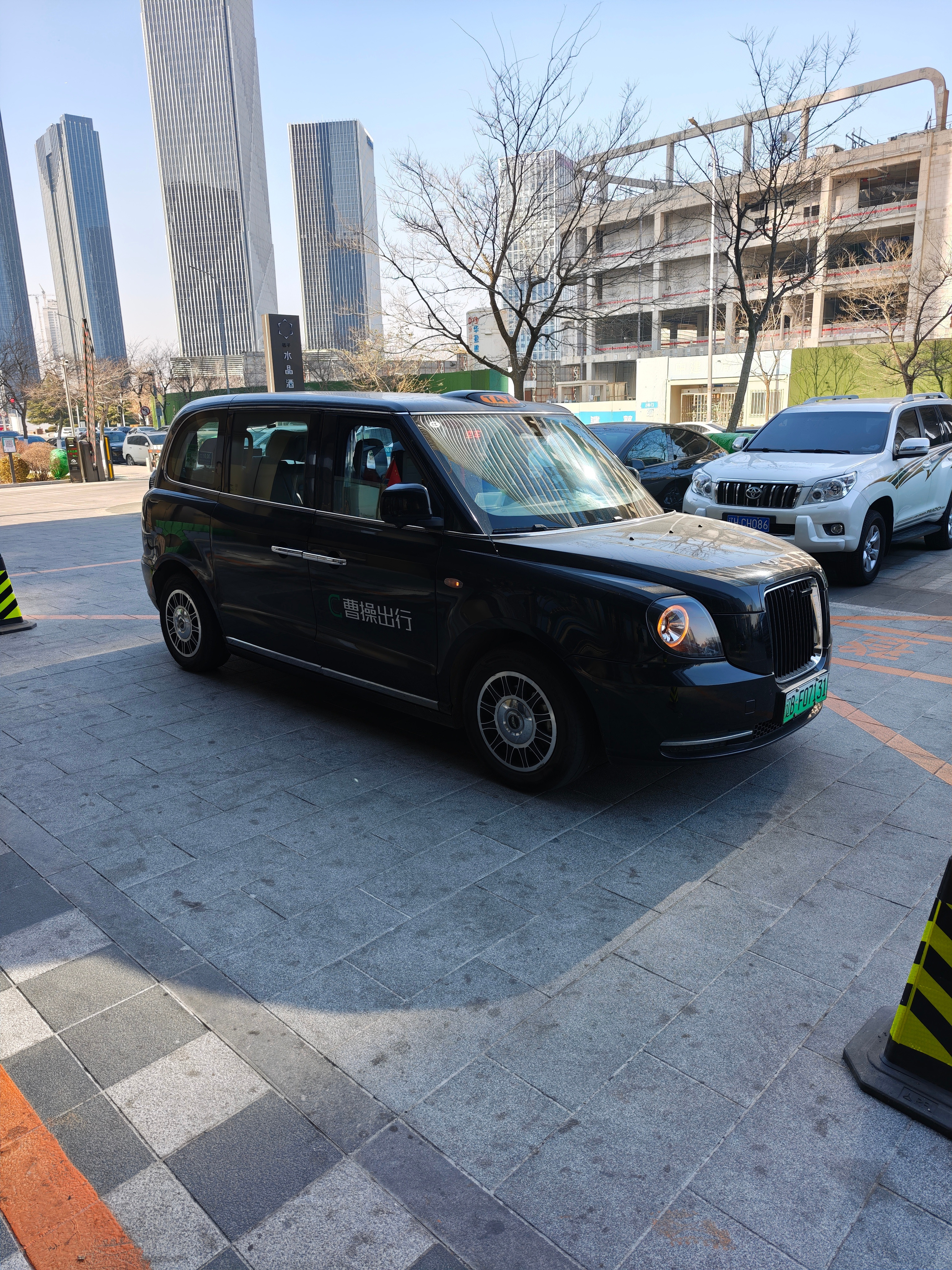 感受一下伦敦同款出租车，被吉利收购的英伦LEVCTX5在很多城市都见到过，但还