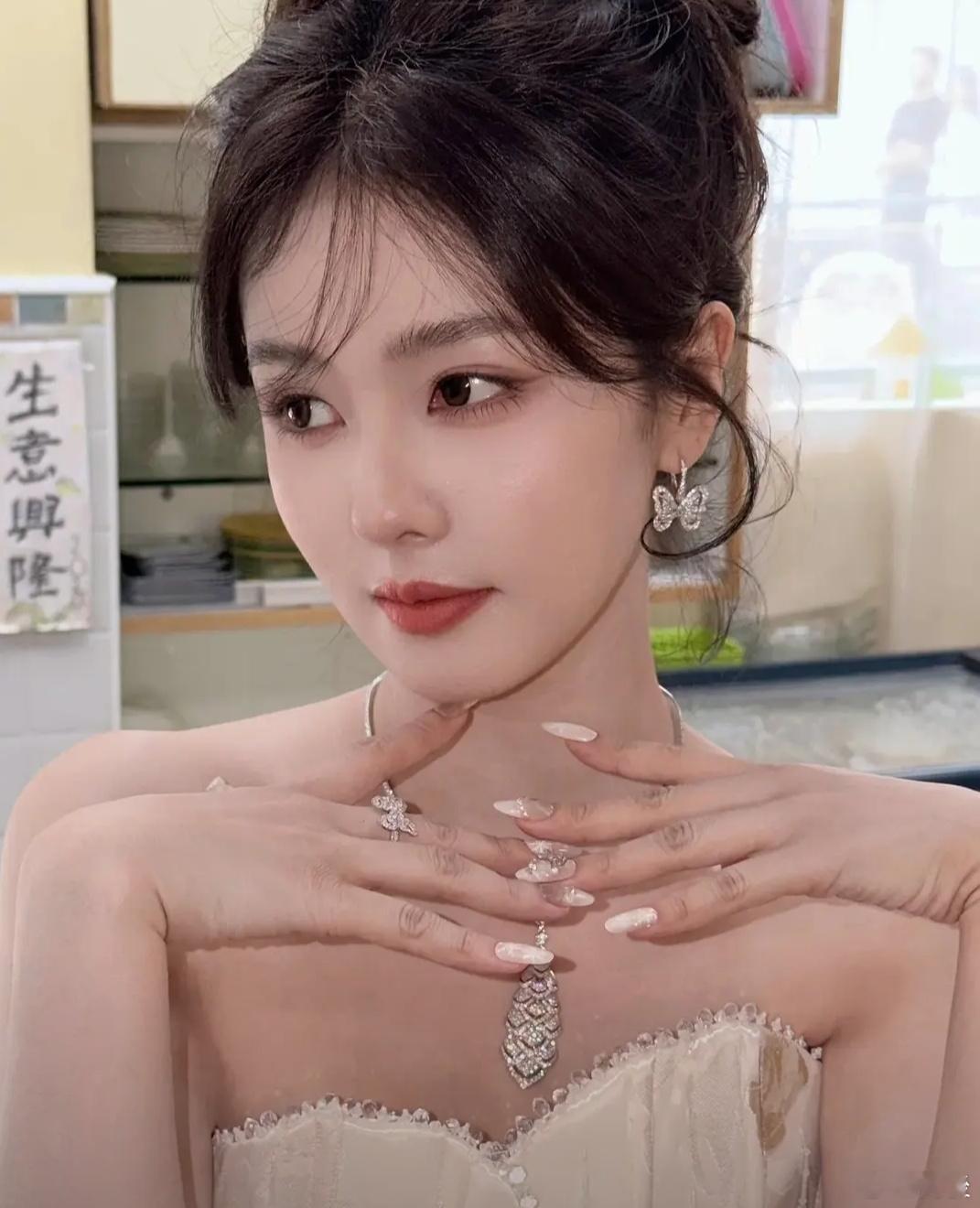 女明星是不是穿礼服的时候不能做美甲呀，看白鹿这个指甲就有点违和