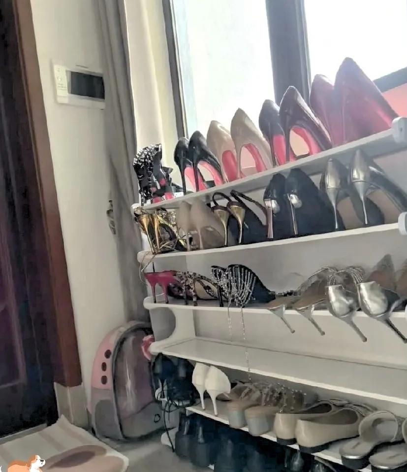 这操作给我看懵了！邻居把一架子高跟鞋直接摆门口，精致鞋明晃晃放在架子上了，小区扫