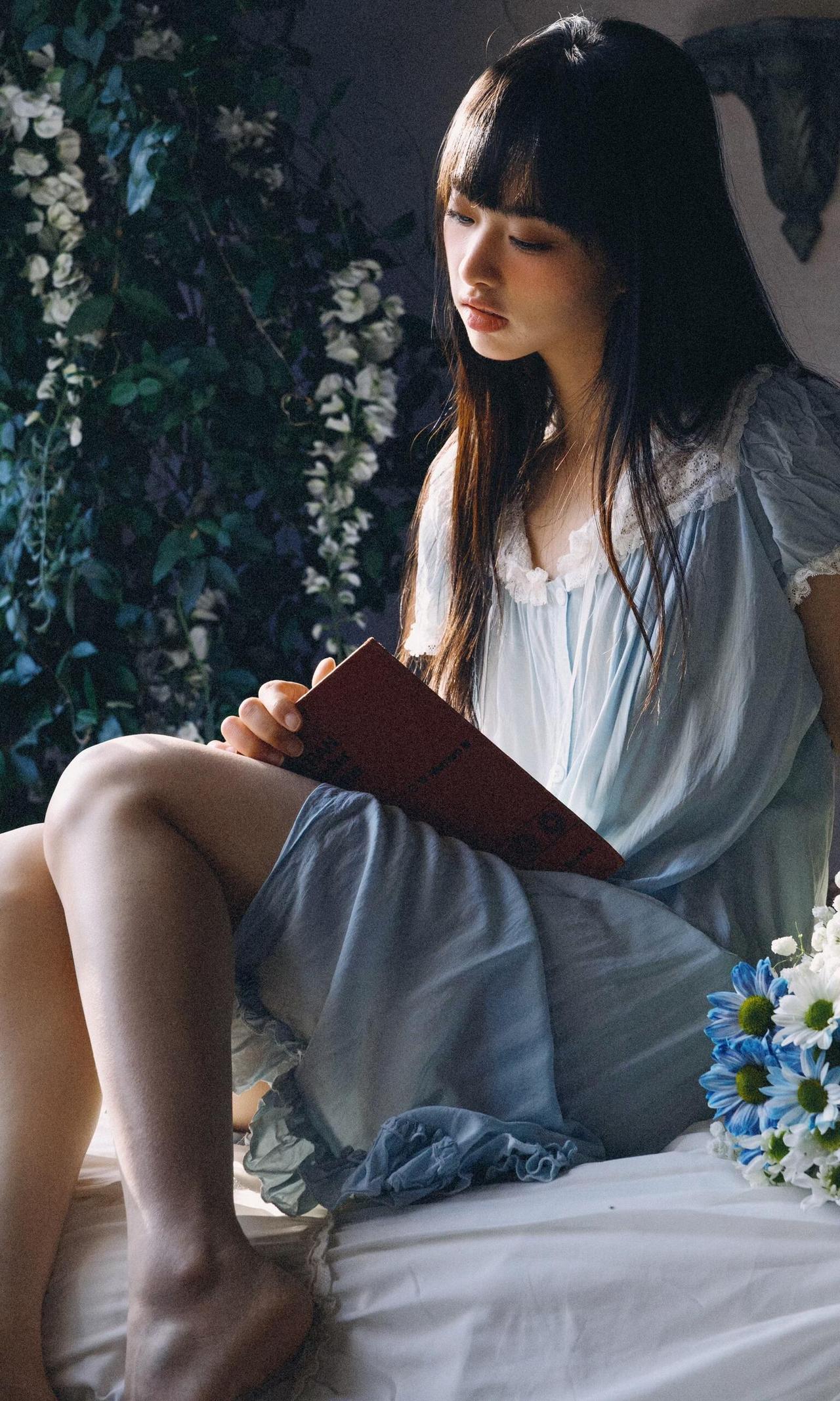 一张唯美的写真，如何通过各种元素来缔造氛围感。人物手持花束仰头沉思的姿态，与垂