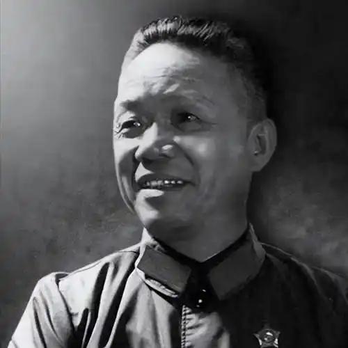 说到旋风司令韩先楚，一句话概括之：中将资历，上将授衔，大将战功，元帅战力。您