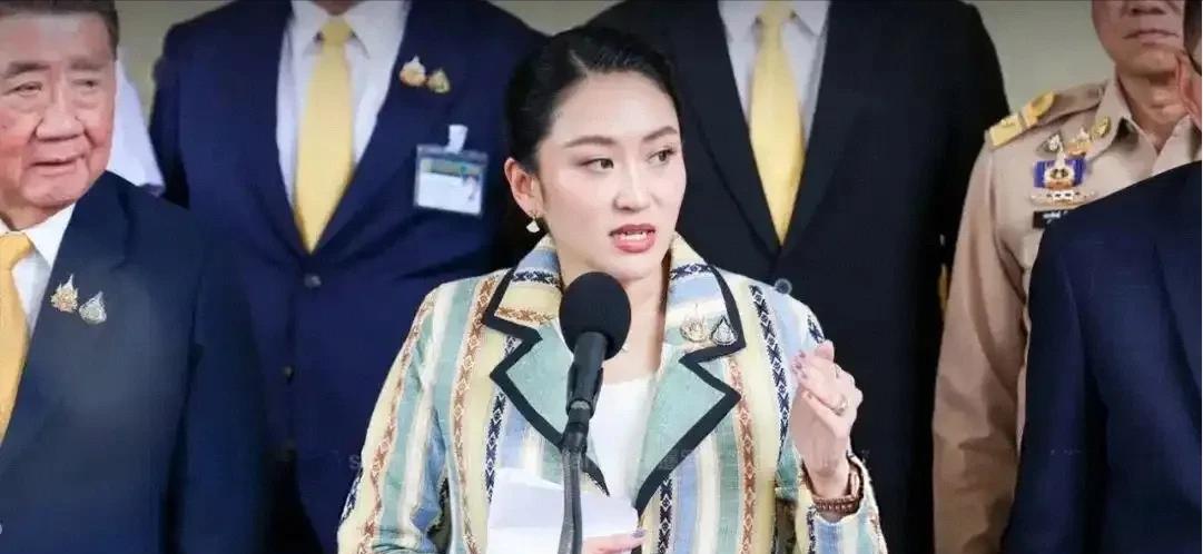 泰国总理佩通坦录音门自救成功后，不仅以雷霆之势关闭所有进入柬埔寨的过境点，更是下