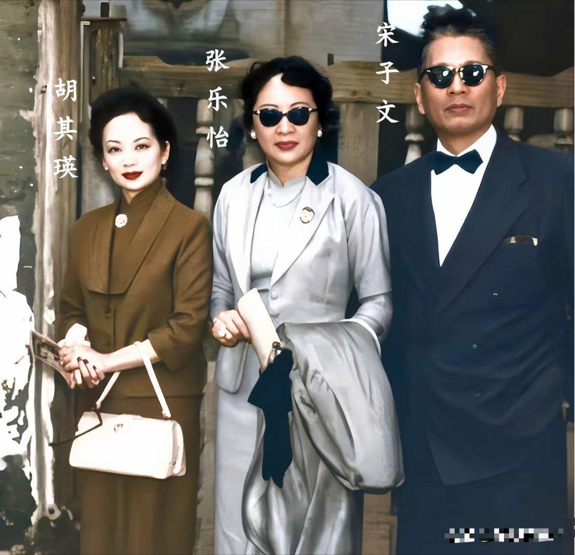 这是宋子文夫妇二人与弟媳胡其瑛在美国纽约的一张合影，拍摄于上世纪50年代​​​