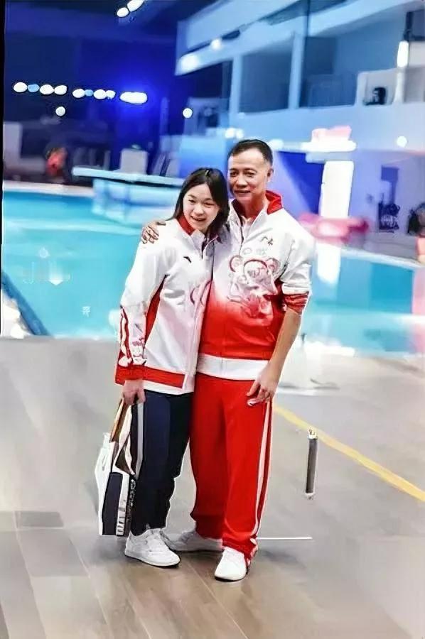 婵宝合影看哭了！谁注意她眼神里的故事？这张和教练何威仪的同框照，藏着太多