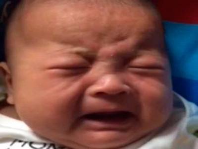 1岁宝宝干哭不流泪, 妈妈没在意, 孩子的眼睛差点就这样毁了!