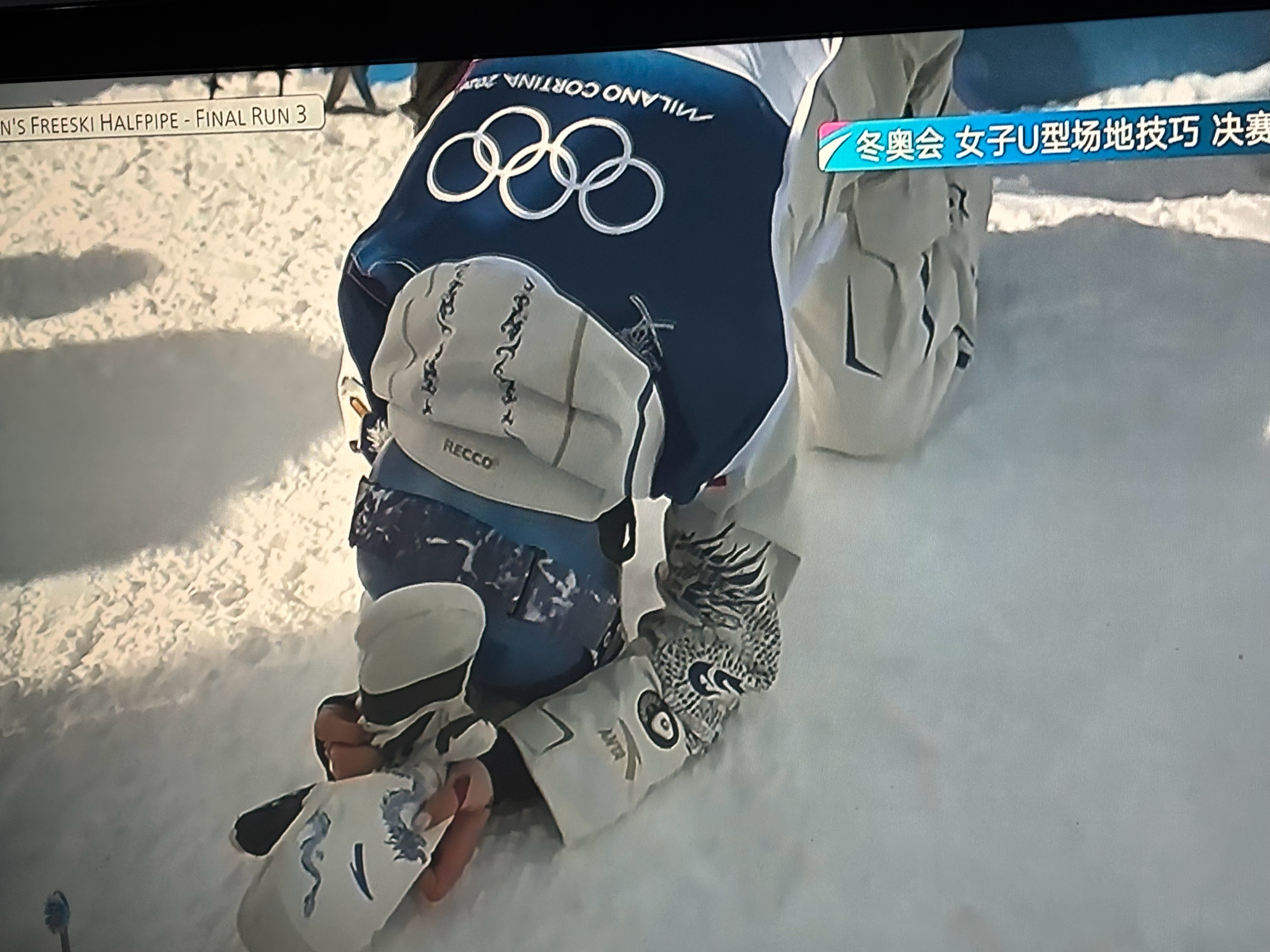 谷爱凌夺冠兴奋的跪地庆祝之前的压力太大了终于成功卫冕！另一个中国选手李方慧拿到了