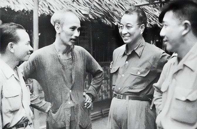 1950年，陈赓来越南做“场外指导”，让越军奔袭4天，武元甲打电话说情：“部队太