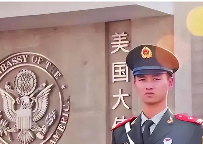 你想过没有？美国驻华大使馆大门口，端着枪站岗的竟是中国军人。全球两百多个美国使馆