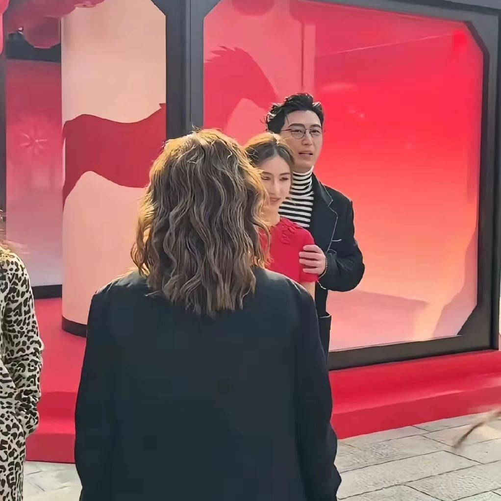 看看，窦骁只要略施小计，主动示好，就哄得何超莲纡尊降贵，乐癫癫的去给导演老婆