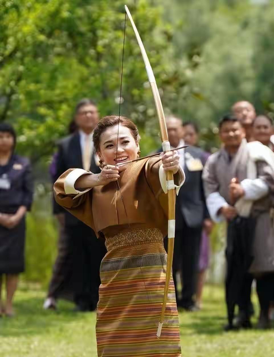 苏提达会射箭，会攀爬，会各种运动，她能陪泰王一起玩，还会处理各种王室事务，西拉米