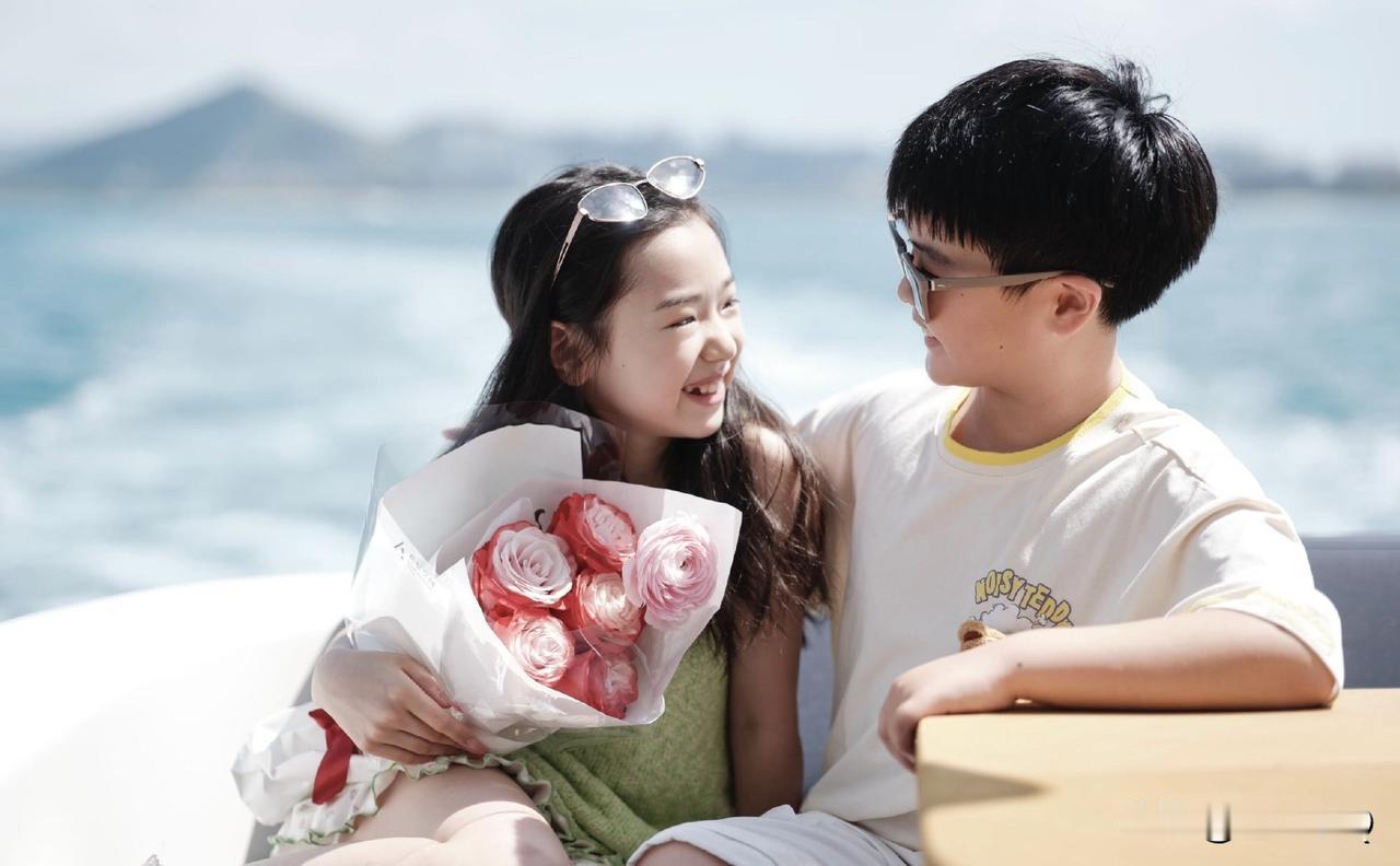 谁懂啊，朵朵和小酒窝这两张合照拍出了偶像剧的感觉。两小无猜青梅竹马，朵朵一脸宠溺