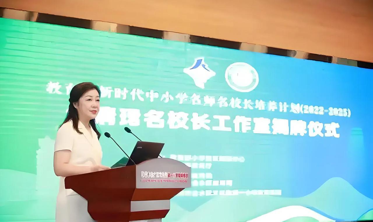 家属在一所区属小学任副校长，所在学校今年转隶归市属，普通老师全部接收，校领导实行