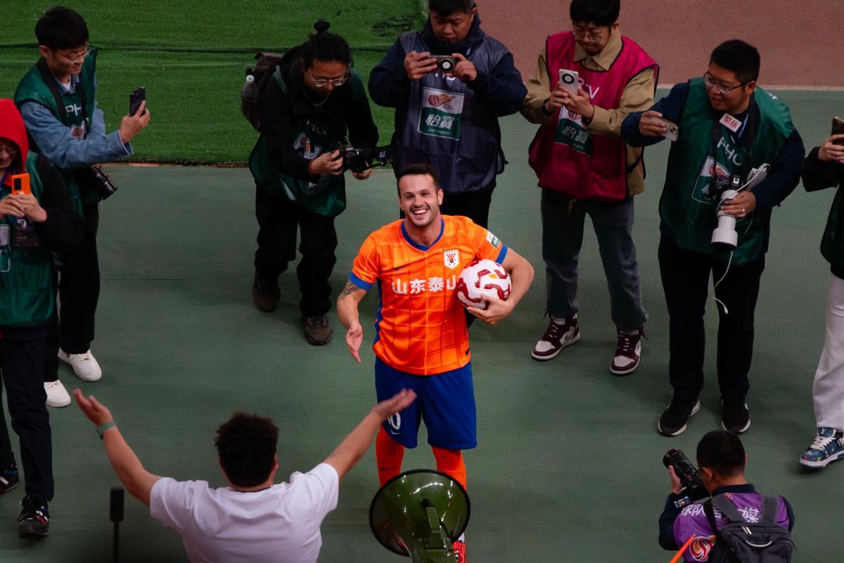 无可争议，中超MVP！中超颁奖典礼，卡扎伊什维利获得今年的中超MVP，可以说是