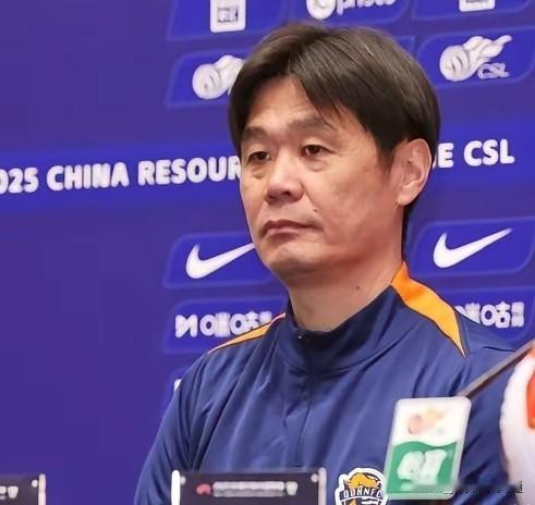 青岛海牛主教练李霄鹏辞职了，看到这个消息还是有点失落。球队保级成功了，主教练却走