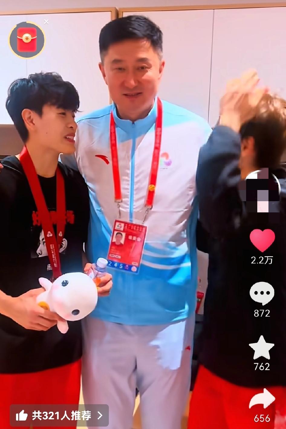 杜锋难得看望杨力维杨舒予姐妹，换个马甲也容易被认出，广东篮球投入大必有好回报