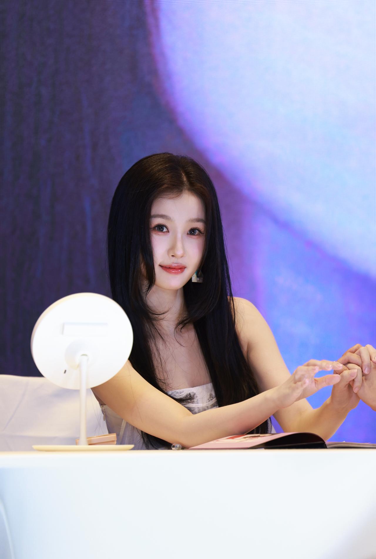 虞书欣超话跨越山海而来，感谢小石榴们的爱意永不缺席❤️ @虞书欣Esther