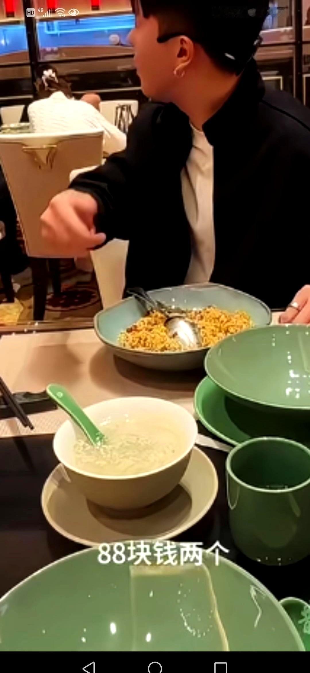 “先生，您的汤圆，88元。”服务员把碗放下的时候，我眼珠子差点没跟着掉碗里。
