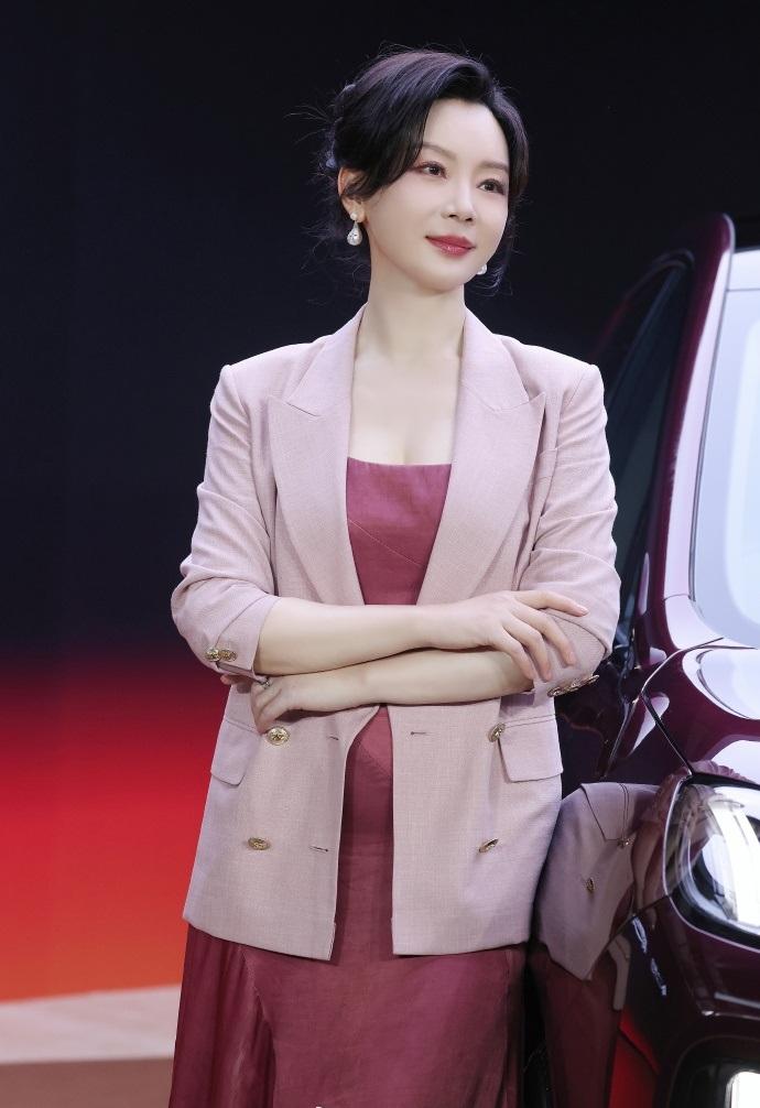 最近陈数在出席时尚活动的时候搭配的很漂亮，看起来也特别的显年轻，气质超好。陈