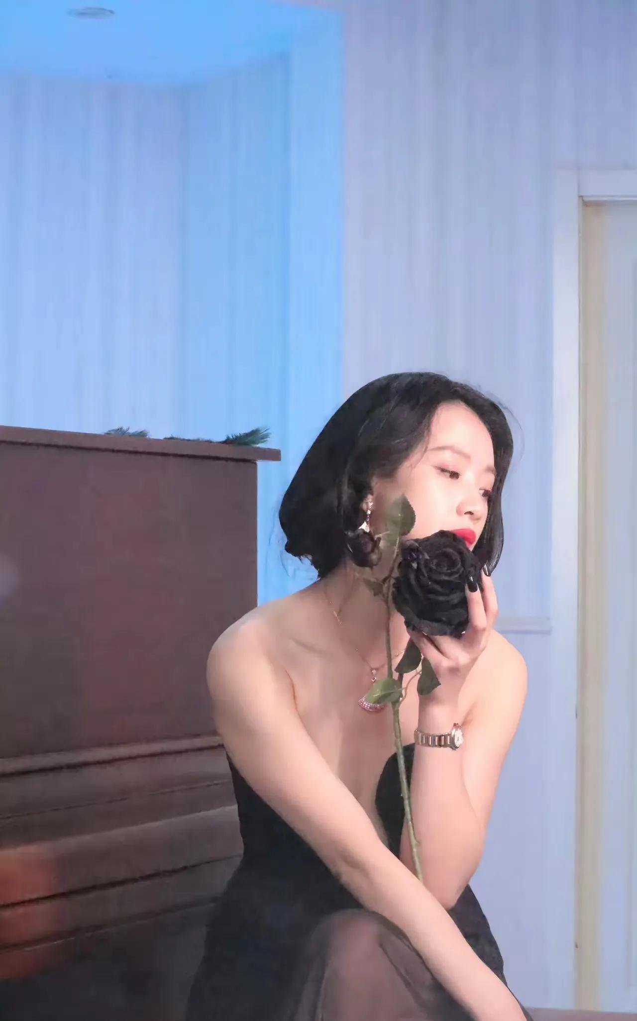 李梦，虽然口碑不好，但演技一流。虽然，颜值一般，但却很有韵味。虽然，身材一般