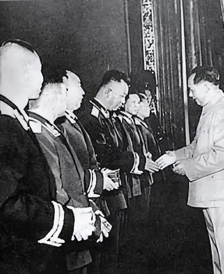 1955年，中南海会议室里气氛有点僵。刘少奇看着手里的名单，坚定：“陈毅同志当元