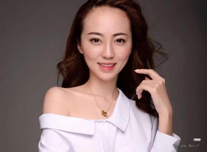 风光整整十年！恒大歌舞团白珊珊低调成婚，定居澳门彻底淡出公众视野曾经站在国内