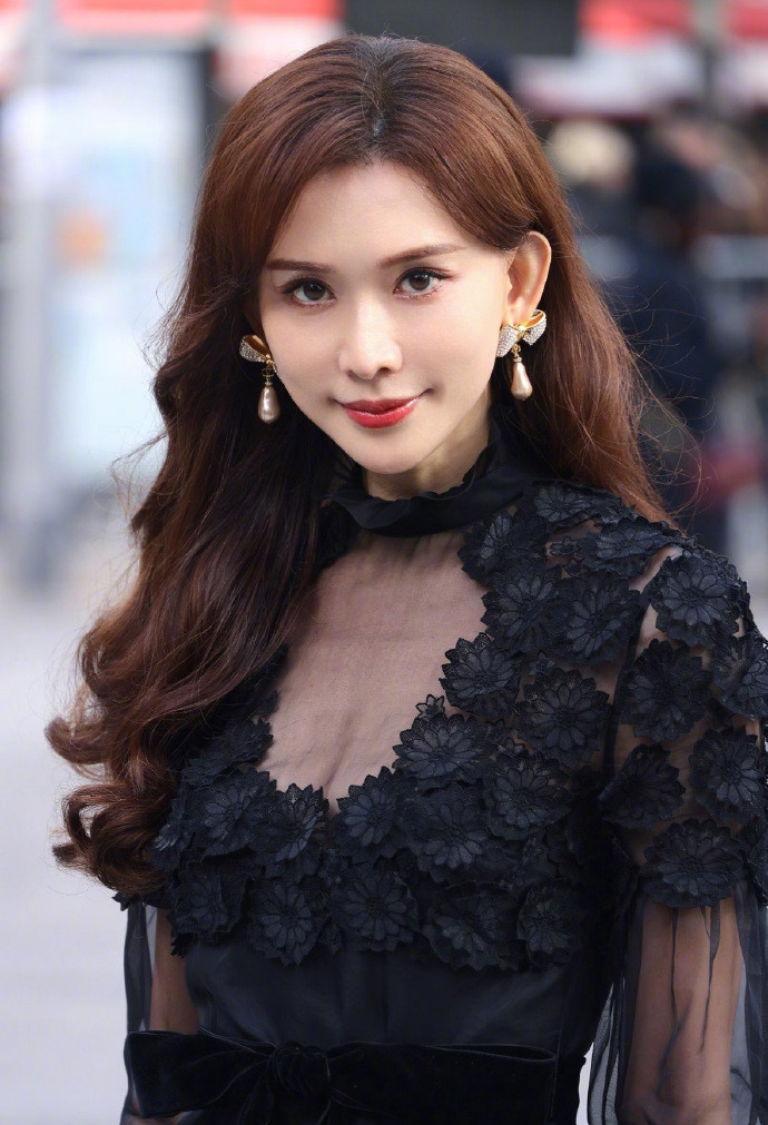 不明白评论区在吵什么，看了完整视频她这状态谁不羡慕？时间带给志玲姐姐的是从容优雅