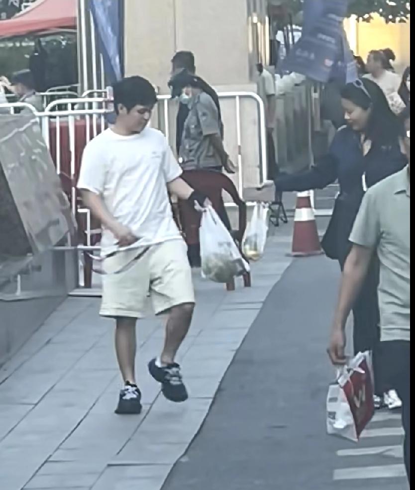 林诗栋到新疆啦，哈密瓜安排上！小石头林诗栋抵达乌鲁木齐，立马融入节奏～一身白