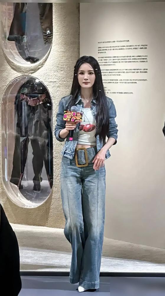 杨幂三亚生图直接把精修师脸打肿！39岁法令纹深到卡粉，笑起来脸僵得扯不动皮肉