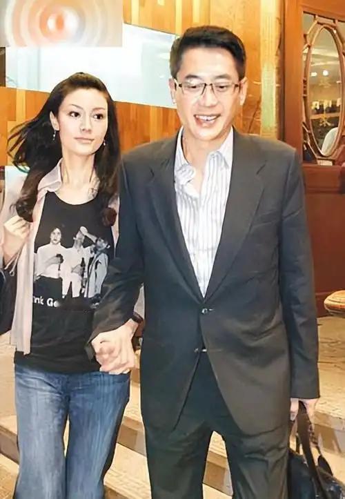 难怪当初李嘉欣费尽心思撬走许晋亨时，何超琼连眼都不眨一下。原来许家的豪门生活