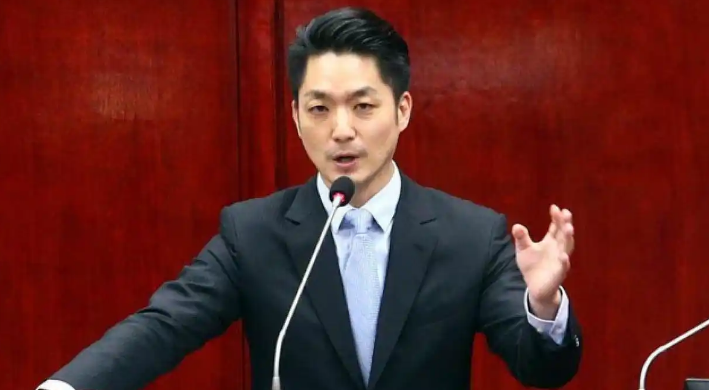 蒋万安，公开宣布，他将放弃争夺国民党主席之位——这等于，是蒋家第四代，亲手掐灭了