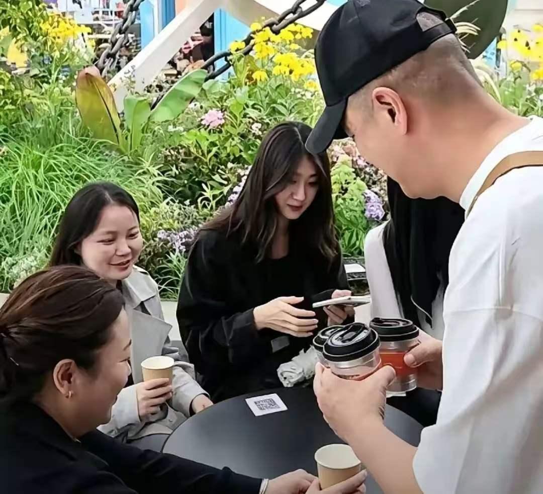 李亚鹏昆明咖啡店开业当日，迎来最为珍贵的客人，两个女儿春燕、李嫣一同前来探店。