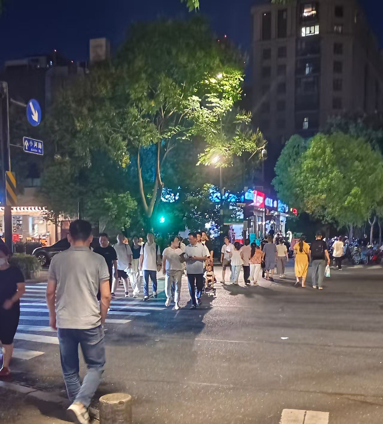 听我一句劝，长期宅家比没钱更毁人。没工作这事多少大家都会遇到，在家躺着休息几天那