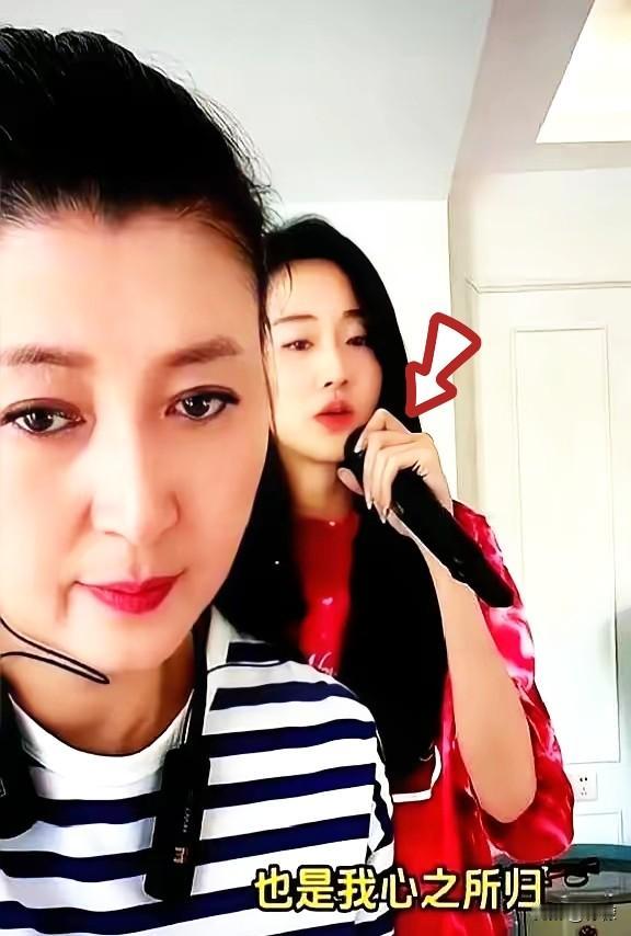 昨晚八点半左右，闫学晶在抖音照例开播，镜头主角本该是她手里的燕窝，但最亮的灯光落