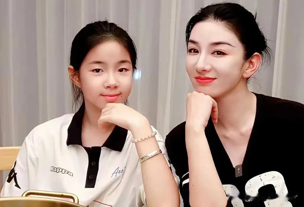 黄奕真的是一个三观正的家长，女儿看到其她同龄明星家孩子在韩国个人出道，自己也想试