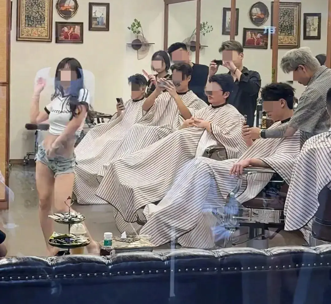 理发店为了招揽生意，也是拼了