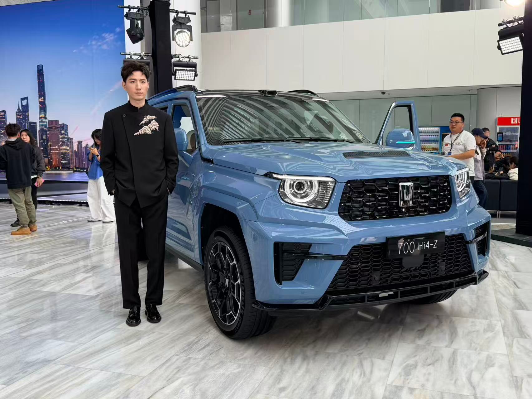 硬派豪华越野再添狠角色，坦克700Hi4-Z机甲风方盒子造型气场拉满，敦煌青专