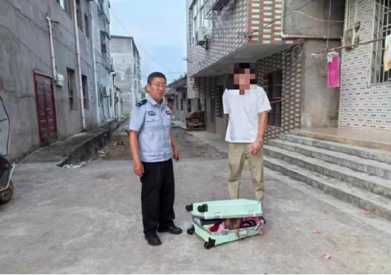 通山县，一名男子跟自己的妻子发生了剧烈的争吵，男子情绪暴怒，吵不过妻子，就拎起屋