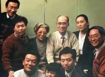 1950年，随着一夫一妻制的颁布，侯宝林召开家庭会议，看着泪流满面的三个老婆，最