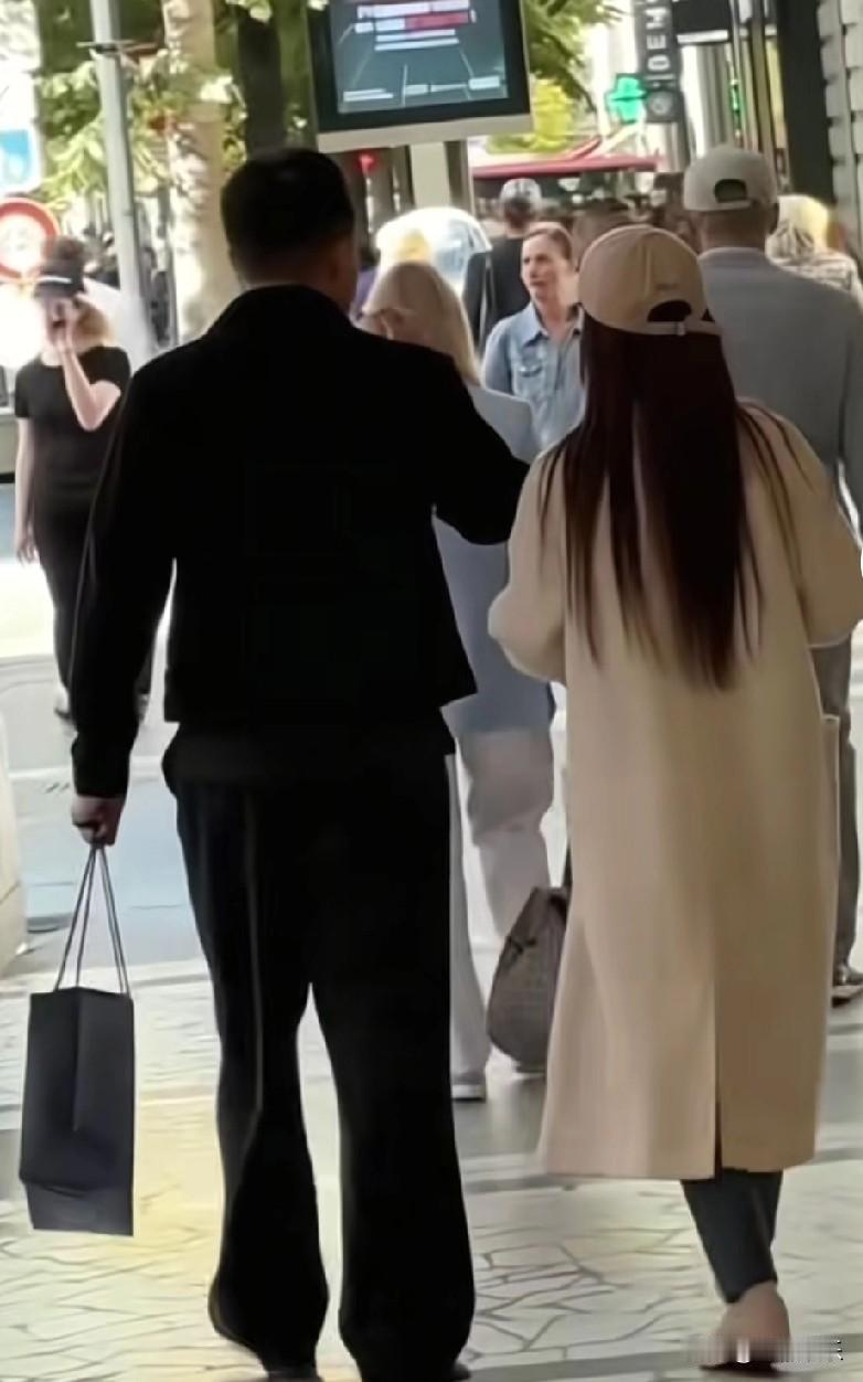 汪小菲出差归来接下来两口子可能又要飞湾湾陪孩子们了，好在两个宝贝快要放寒假了到时