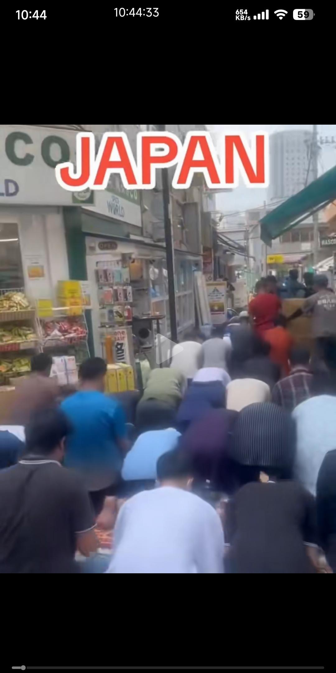 在日本工作的穆斯林人放下手头的工作，在街头集体祭拜！有日本网民看到后表示他们的
