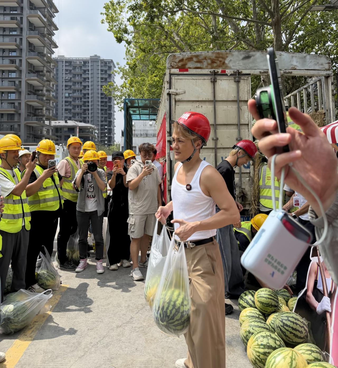 47岁吴克群现身河南街头做公益，免费给农民工送西瓜，他亲自开着拖拉机运货，在太阳