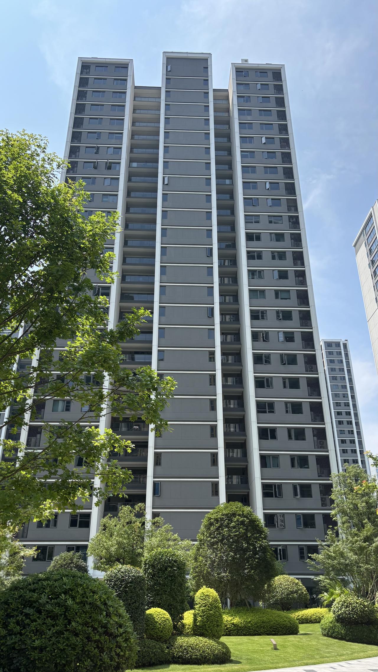 杭州6月新房成交有了重大突破，已经成交了5700多套，远远超过4-5月份的4