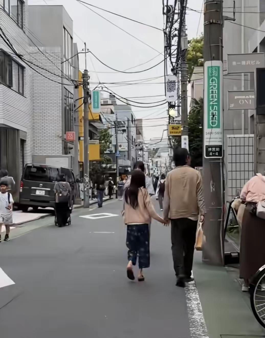 陈冠希和9岁女儿在日本东京逛街被偶遇，感觉陈冠希真的是不在意自己的容貌管理，现在