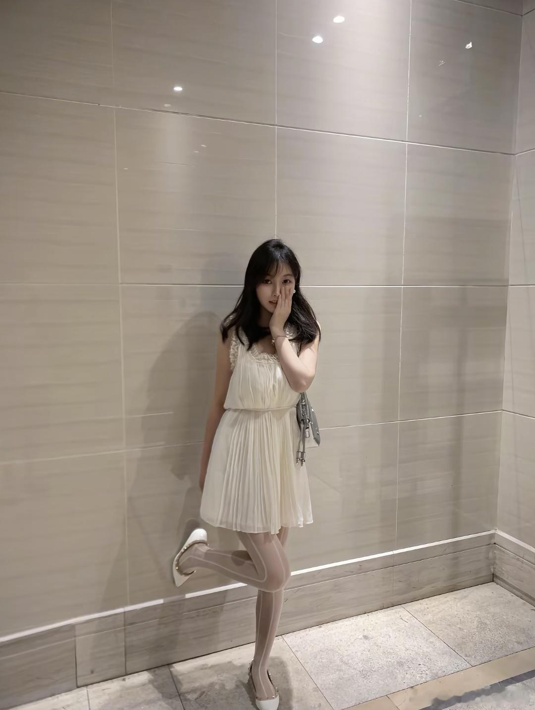 今天穿什么白色纱裙配白色丝袜精彩人像​​​