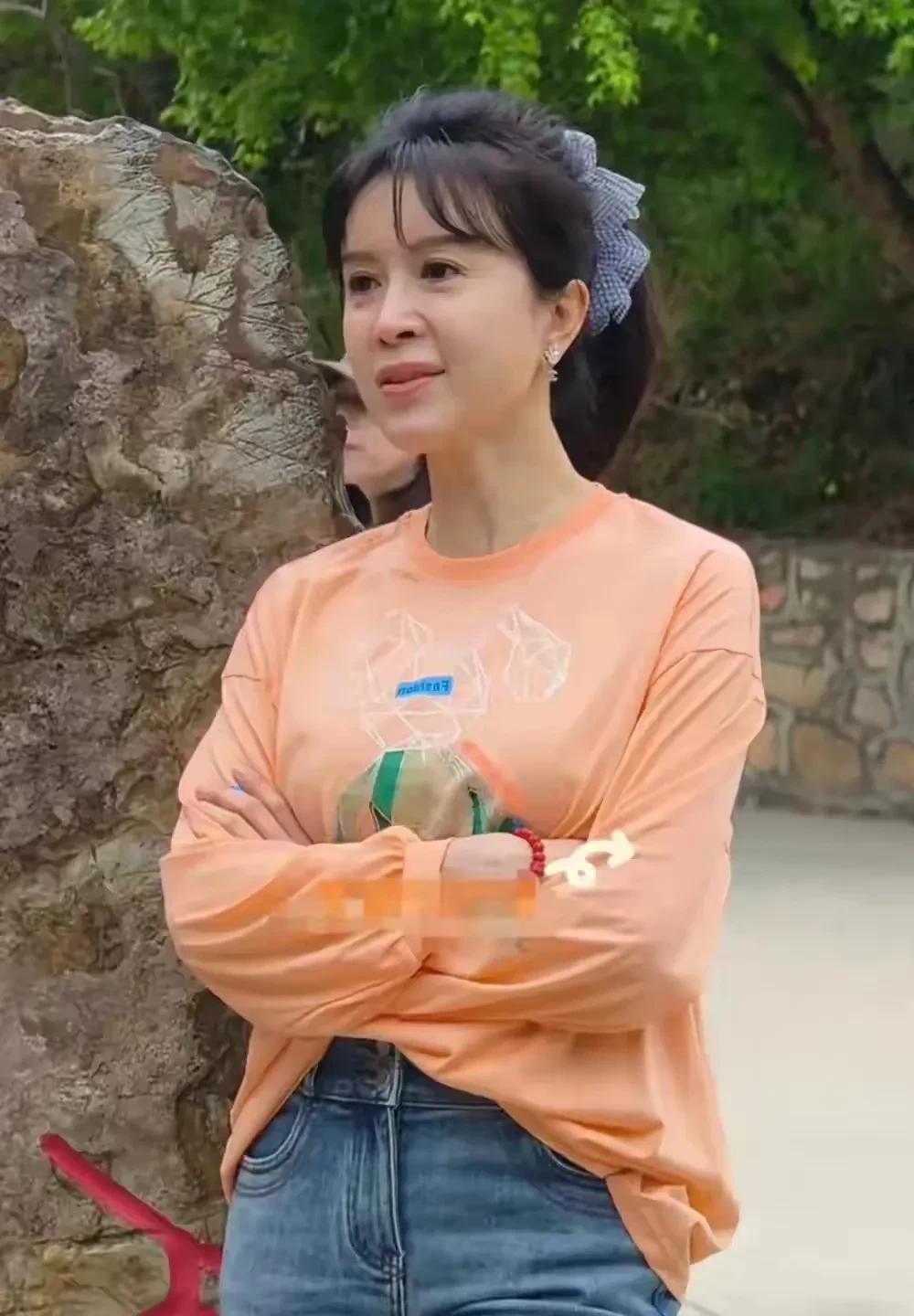 49岁金巧巧整容失败生图长这样，路人偶遇金巧巧，发现她本人颜值崩塌断崖式衰老，法