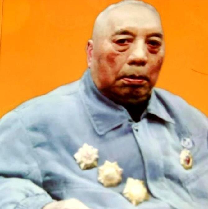 1976年初冬，兰州军区副司令乘坐绿皮火车，前往郑州出差。物资匮乏的年代