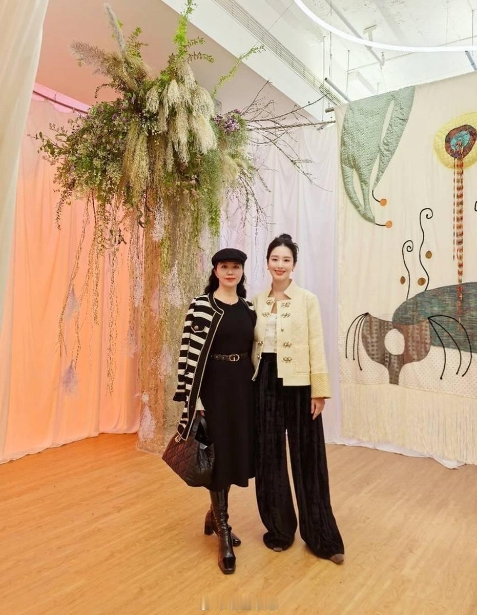 杨采钰和妈妈最新合照曝光，母女俩一同参加上海义卖活动，穿搭时髦超养眼！​​​