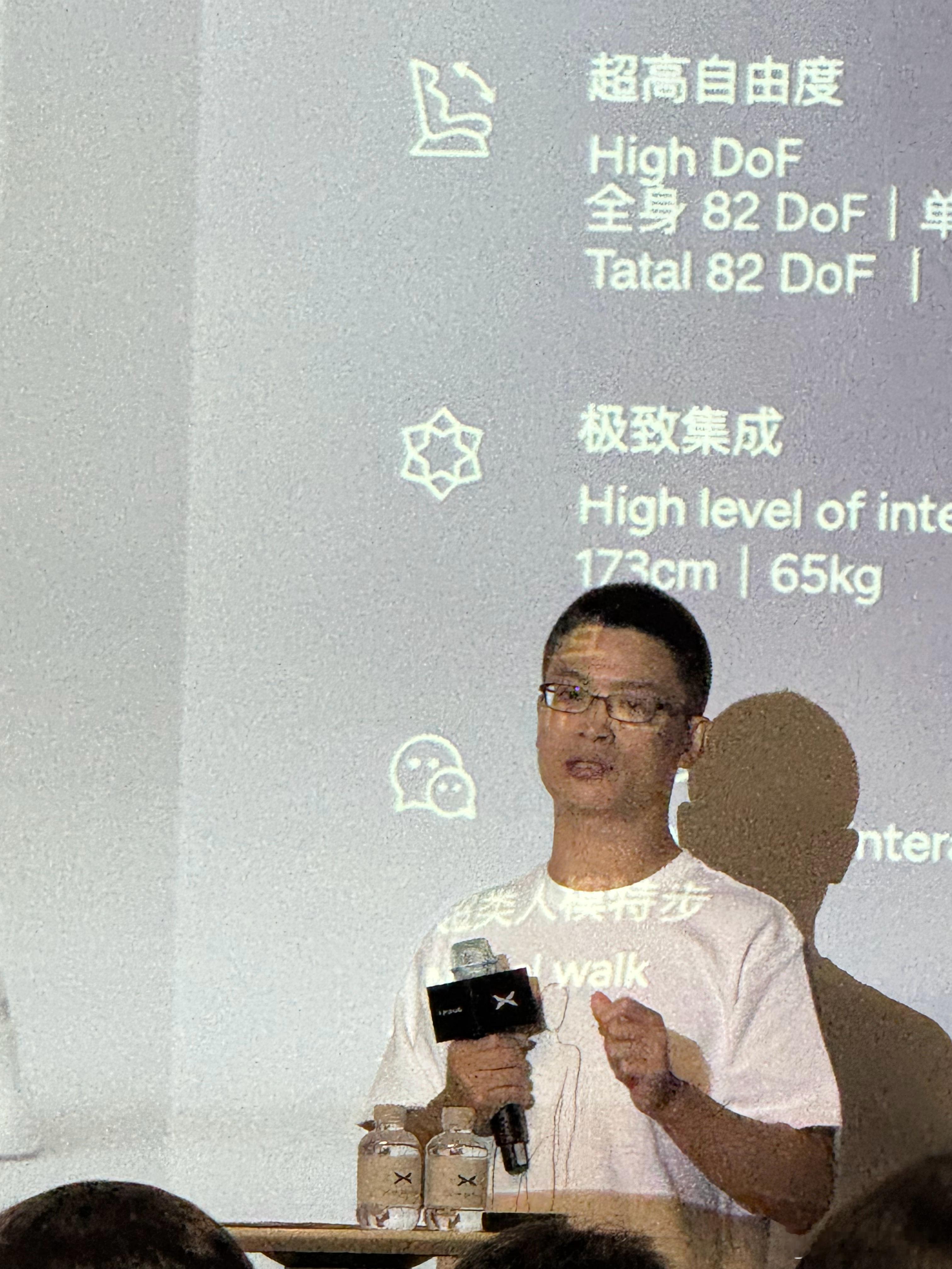 小鹏机器人负责人LC表示：目前机器人需要输入方向和速度他才能行动，目前就够了其他