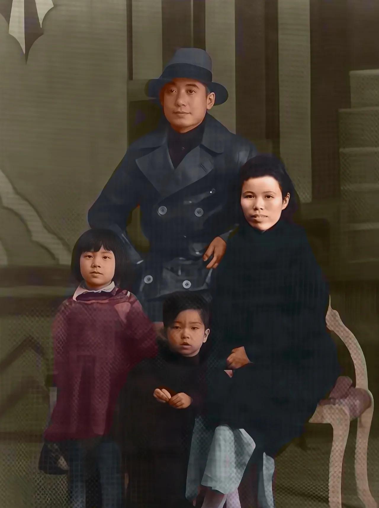 1940年的一张合影，定格了戴安澜与家人的温情瞬间。这位黄埔三期毕业的抗日名将，